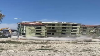 7 katlı bina iş makinesinin dokunuşuyla kağıt gibi yıkıldı