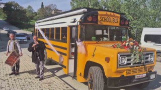 700 bin TL harcadığı hayalindeki School Busı gelin arabası yaptı