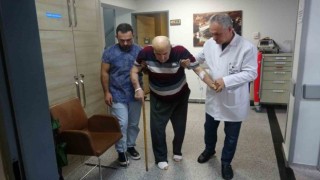 86 yaşındaki hasta sedye ile getirildiği hastaneden yürüyerek gitmeye hazırlanıyor