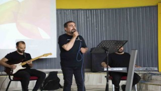 Ağrıda müzik öğretmeni Nizamettin Ardinden meslektaşlarına Öğretmenler Günü konseri
