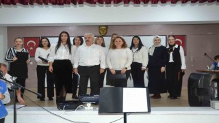 AHP ortaokulunun öğretmenler korosundan muhteşem konser