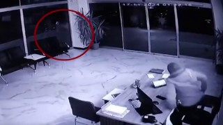 AK Parti Beylikdüzü ilçe binasına taşlı saldırı kamerada