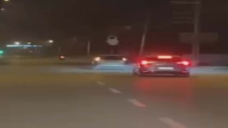 Akan trafikte camdan aracın üzerine çıkıp dans etti