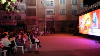 Akdeniz Belediyesinin çocuklar için hazırladığı çizgi film gösterimi sürüyor