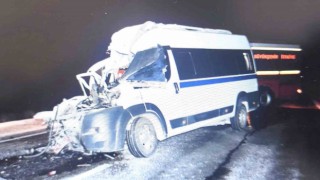 Akhisarda kamyon ile minibüs çarpıştı: 1 ölü, 2 yaralı