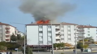 Aksarayda 5 katlı apartmanın çatısı alev alev yandı