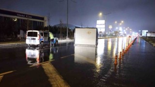 Aksarayda fırtına konteynerleri karayoluna uçurdu