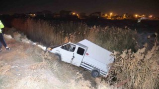 Aksarayda otomobilin çarptığı kamyonet sulama kanalına düştü: 4 yaralı
