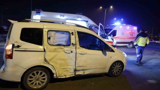 Aksarayda tır ile hafif ticari araç çarpıştı: 2 yaralı