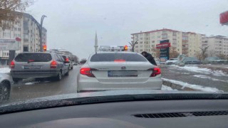 Aksarayda trafik ışıklarında para isteyenler sürücüleri tedirgin ediyor