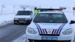Aksarayda trafik jandarması kar ve güvenlik kontrolünde