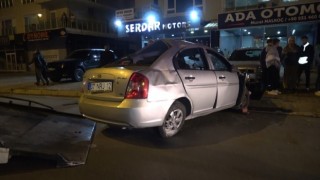 Alanyada otomobil palmiye ağacına çarptı: 1 ölü, 3 yaralı