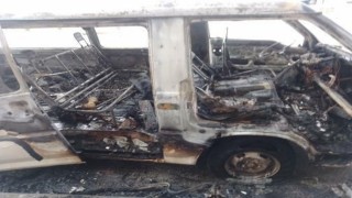 Alevlere teslim olan minibüs küle döndü