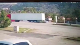 Amasyada otomobilin tıra çarpma anı kamerada