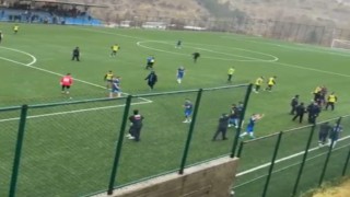 Amatör maçta saha karıştı, futbolcular taşlı saldırıda yaralandı