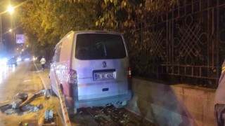 Ankarada panelvan araç kırmızı ışıkta bekleyen araçların arasında daldı: 1 ölü, 1 ağır yaralı