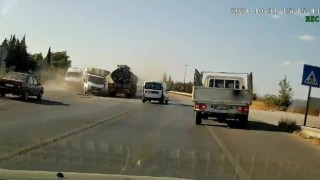 Antalyada ana yola çıkan kamyonet ile tırın çarpışma anı araç kamerasına yansıdı