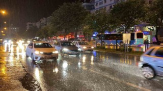 Antalyada aniden bastıran sağanağa vatandaşlar hazırlıksız yakalandı