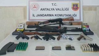 Antalyada çok sayıda silah ve fişek ele geçirildi