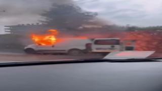 Antalyada kuruyemiş yüklü araç alev alev yanarak küle döndü
