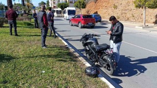 Antalyada motosiklet minibüsle çarpıştı: 2 yaralı