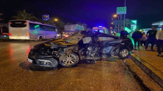 Antalyada tur otobüsü otomobille çarpıştı: 20 yaşındaki sürücü hayatını kaybetti