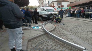 Aracın çarptığı aydınlatma direği yayaların üzerine düştü: 6 yaralı