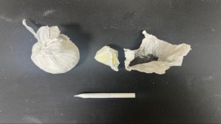 Aracında ve üzerinde uyuşturucu ele geçirilen satıcı tutuklandı