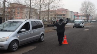 Ardahanda polis ekiplerince okul çevrelerinde denetim yapıldı