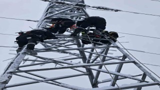 Arıza gidermek için çıktığı elektrik direğinde akıma kapıldı