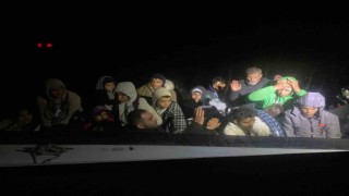 Arızalanan lastik bottaki 23 düzensiz göçmen kurtarıldı