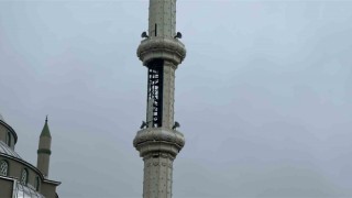 Arnavutköyde lodos, cami minaresinin parçalarını uçurdu