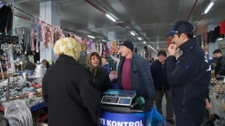 Arnavutköyde zabıta ekiplerinden pazar alanlarında denetmi
