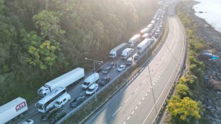 Artvin-Rize karayolu heyelan nedeniyle kapandı, uzun araç kuyrukları oluştu