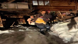 Artvinde kardan yolu kapanan köyde mahsur kalan hasta kurtarıldı