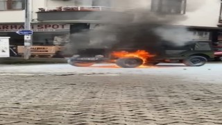 Artvinde seyir halinde motoru alev alan cip yandı