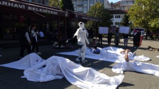 Artvinde üniversite öğrencilerinden Filistinli çocuklar için kefenli protesto