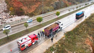 Aşırı yük tırın lastiklerini tutuşturdu