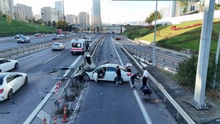 Ataşehirde kontrolden çıkan otomobil refüje çarptı: 1 yaralı