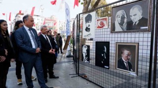 Atatürkü anlatan resimler duygusal anlar yaşattı
