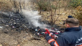 Atık eşyaların tutuşmasıyla çıkan yangın korkuttu