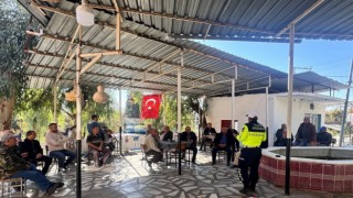 Aydında traktör sürücülerine reflektör eğitimi