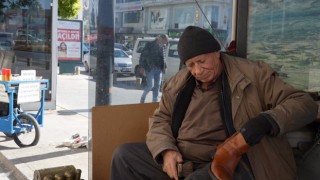Aynı sokakta 68 yıldır ayakkabı boyayarak geçiniyor