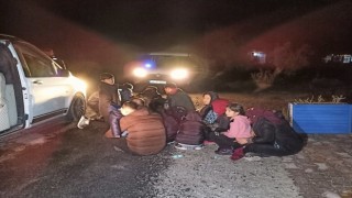 Ayvacıkta 64 kaçak göçmen ile 3 göçmen kaçakçısı şüphelisi yakalandı
