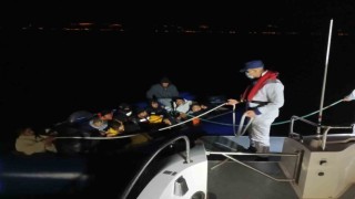 Ayvalıkta 1i çocuk 18 düzensiz göçmen yakalandı