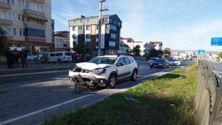 Bafrada yaya geçidinden geçmeye çalışan motosiklete otomobil çarptı: 2 ağır yaralı