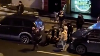 Bağcılarda cadde ortasında silahlı saldırı: 2 yaralı