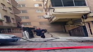 Bahçelievlerde iki bina arasında yanan baraka paniğe neden oldu