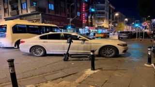 Bahçelievlerde scooterdan düşen sürücü otomobilin altında kaldı