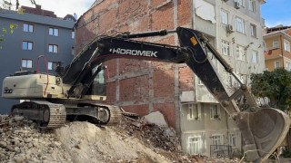 Bahçelievlerdeki kentsel dönüşüm için yıkılan bina, yan binanın duvarına zarar verdi